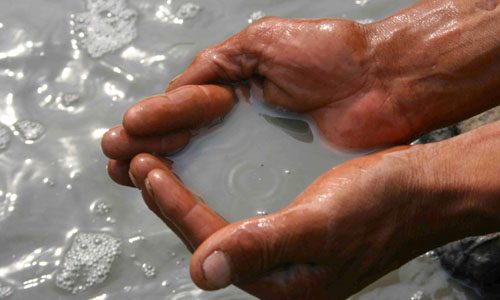 #É½Î÷Ê¡ÁÙ·ÚÊÐÒ¢¶¼Çø¶ÎµêÏçÏÂ¿µ´å¡ª¡ªõË×Ó´å´å¿ÚºÓ±ß±»ÎÛÈ¾µÄË®¡£
    É½Î÷Ê¡ÁÙ·ÚÊÐÒ¢¶¼Çø¶ÎµêÏçÏÂ¿µ´å£¬½ü¼¸ÄêÏÈºóÓÐ50¶àÈË»¼ÉÏÁË"ÄÔÑªË¨"Æ«Ì±²¡£¬È¥Äê¾ÍÓÐ½ü20ÈËÒò²¡ËÀÍö¡£ÒòÌ±»¾²¡ÈË¶à£¬±»±ðÈËÏ·³Æ"õË×Ó´å"¡£
      ¾Ý´åÃñÃÇ½²£¬ËûÃÇ´å¿ÚÒ»ÌõÐ¡ºÓ±»ÉÏÓÎµÄÁÙ·Ú¸ÖÌú¹«Ë¾ºÍÁÙ·ÚÔìÖ½³§ÅÅ³öµÄÎÛË®ÎÛÈ¾£¬ºÓË®·¢ºÚ·¢»ÒÓÐ³ôÎ¶£¬¼¸ÄêÇ°£¬´åÖÐµÄË®¾®Ë®ÖÊ±ä»µ£¬·¢ÏÌ·¢¿à£¬ºÈÏÂÈ¥À­¶Ç×Ó£¬°¾¸Éºó¹øµ×±ä³É°µºìÉ«£¬2003Äê´åÃñ½«Ë®ÑùËÍÈ¥¼ìÑéµÃ³ö½áÂÛÊÇ£ºÂÈ»¯Îï£¬ÁòËá¼Ø£¬×ÜÓ²¶È£¬ÏõËáÑÎ£¬¿ó»¯Îïº¬Á¿³¬¹ý¹ú¼Ò°²È«ÒýÓÃË®Ö¸±êÒ»±¶¶à¡£
      ÏÖÔÚ£¬´åÃñÃ¿ÌìÒªµ½¼¸¹«ÀïÍâÀ­Ë®ÒûÓÃ£¬ÔÙ²»¸ÒºÈÔº×ÓÀïµÃ¾®Ë®¡£
    71ËêµÃÈãÔªÕòÊÇÒ¢¶¼ÇøÎÄ»¯¾ÖÍËÐÝ¸É²¿£¬Ê®ÄêÇ°Àë¿ªµ¥Î»ºó¾Í×¡ÔÚ´åÀï£¬Ëû¼ÒÀëÎÛÈ¾µÃÐ¡ºÓ½Ï½ü£¬Ò²¾ÍÊÇ×î´óµÄÊÜº¦Õß¡£Á½ÄêÇ°»¼ÉÏÄÔÑªË¨£¬¶à¿÷¾ÈÖÎ¼°Ê±Ã»ÓÐÌ±»¾£¬³ÉÁËõË×Ó¡£
   67ËêµÄÍõÐ¡º¢£¬ÓÉÓÚ³¤ÆÚÒûÓÃµØÏÂË®£¬È¥Äê·òÆÞÍ¬Ê±»¼ÉÏÄÔÑªË¨£¬Ä¿Ç°¶¼ÎÔ´²£¬Éú»î²»ÄÜ×ÔÁ¢¡£
   65ËêµÄ°²ÑóÐÇ£¬½ñÄêÒÑ¾­×¡ÔºÁ½´Î£¬Ë«ÊÖ¸¡Ö×£¬Á½ÍÈÆ¤·ô²¡±ä£¬ÕûÌìÍ·ÔÎ£¬Ëµ»°À§ÄÑ¡£
    Ä¿Ç°£¬ÁÙ·ÚÊÐ»·±£¾ÖÒÑ½«ÎÛÈ¾Çé¿öÏòÉÏ¼¶Áìµ¼»ã±¨£¬ÊÐÕþ¸®½«ÔÚ½üÆÚ²ÉÈ¡´ëÊ©£¬½â¾öÕâÒ»¹ØÏµµ½°ÙÐÕÉúÃüµÄÎÊÌâ¡£